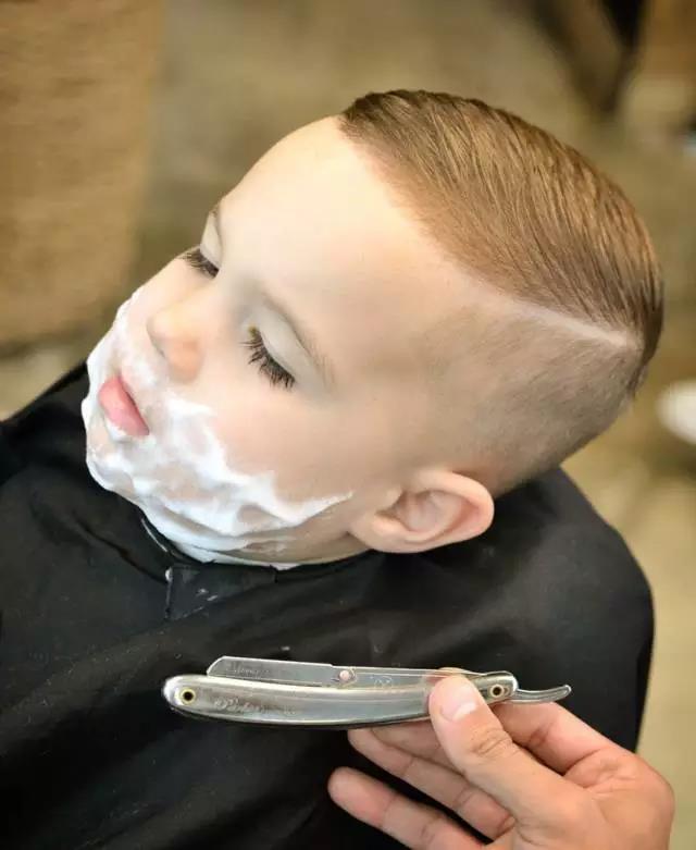 男寶發型2025流行趨勢,自信與成就感的造型之旅