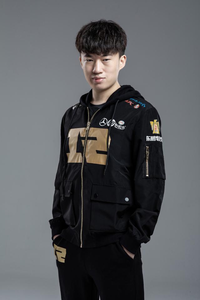 RNG新人最新動態揭秘,電競新星小明的日常趣事