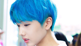 樸志晟最新穿搭風格與旅行美景的完美融合風采展示