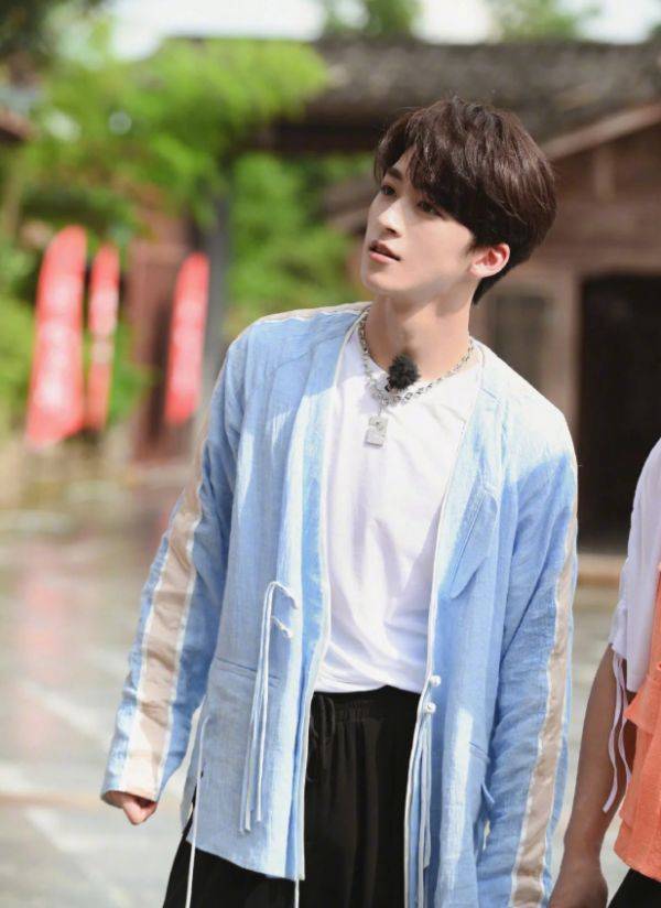 樸志晟最新穿搭風格與旅行美景的完美融合風采展示