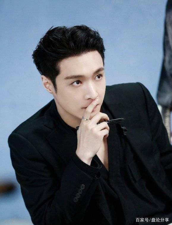 張藝興少年之名最新，如何學(xué)習(xí)與模仿其舞蹈和音樂創(chuàng)作技能？