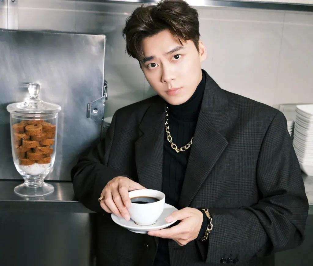 周震南最新行程揭秘,小巷深處的意外發(fā)現(xiàn)